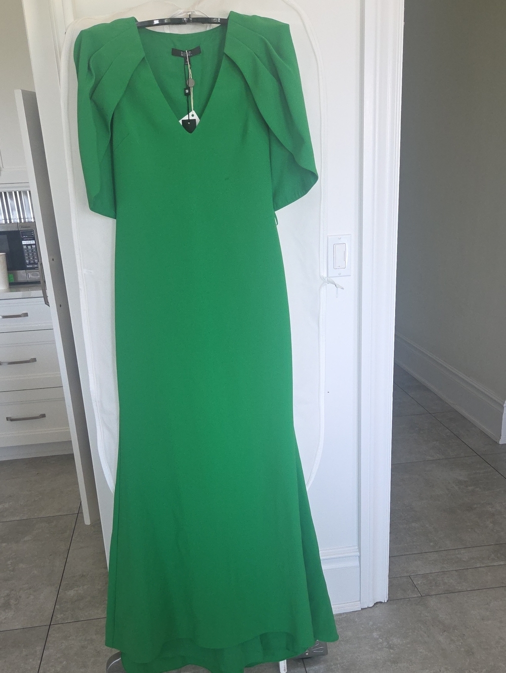 Badgley Mischka Elegant Green V-Neck Maxi Dress with Cape Sleeves. Size 6. NWT